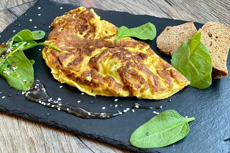 Омлет с томатами и шпинатом