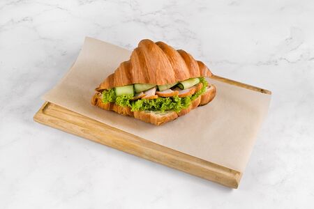 Круассан с копченой курицей