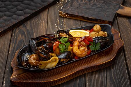 Морепродукты на чугуне