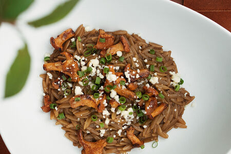 Орзо c лисичками и чеченской брынзой