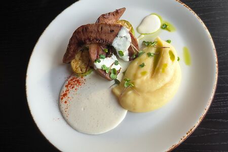 Язык на подушке из цукини с соусом из хрена и картофельным пюре