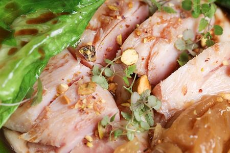 Цыплёнок с луковым кремом и листьями романо