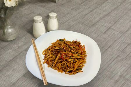 Удон с курицей, соусом терияки и овощами