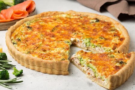 Пирог с рыбой и брокколи