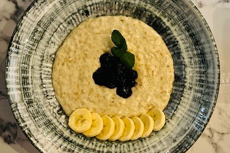 Каша овсяная с бананом и голубикой