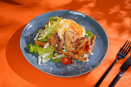 Вафля с цыпленком и пашот