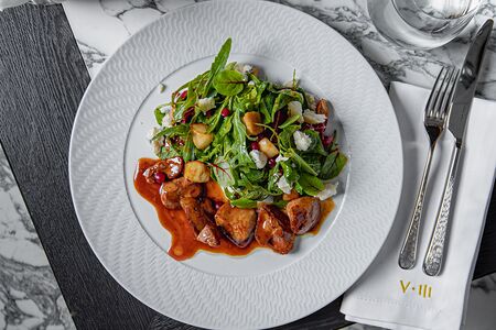 Теплый салат с куриной печенью, горгонзолой и брусникой