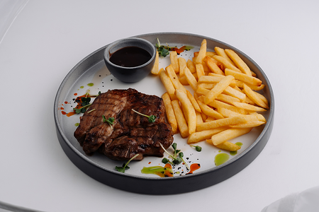 Стейк из свиной шеи с картофелем фри