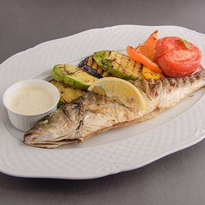 Сибас на гриле/на пару с печеными овощами и горчичным соусом