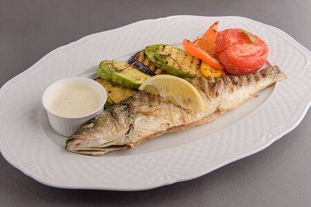 Сибас на углях с печеными овощами и горчичным соусом
