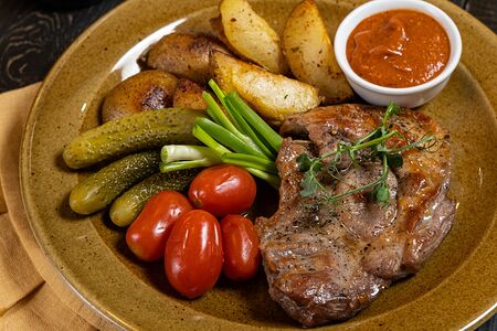 Жареная свиная шейка с картофелем и разносолами
