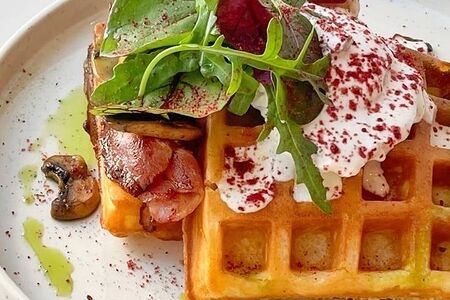 Венские вафли с беконом в сливочно-грибном соусе