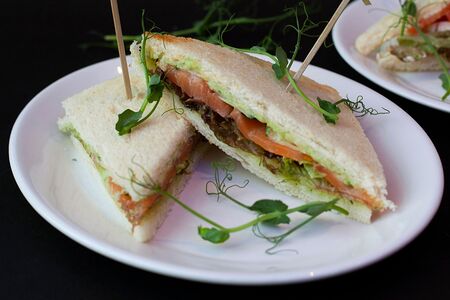 Сэндвич со слабосоленым лососем