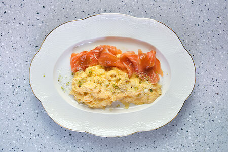 Скрембл со слабосильным лососем и трюфельным маслом