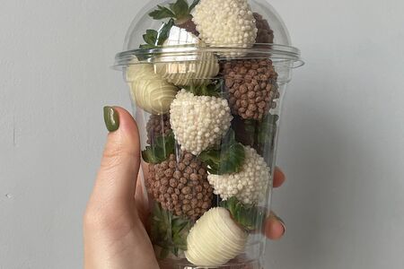 Клубника в шоколаде в стаканчике криспи