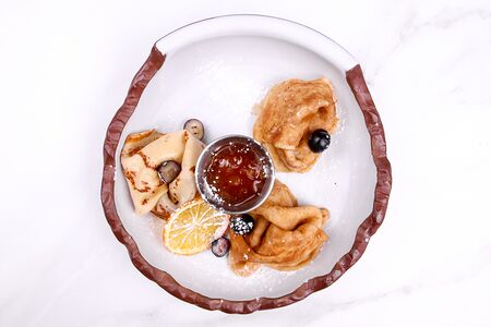 Блинчики с вареньем и ягодами