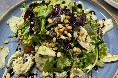 Микс салат с кедровыми орешками