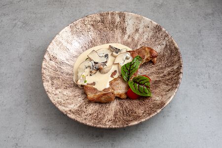 Стейк из свинины с грибным соусом