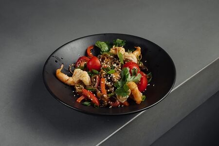 Гречневая лапша с креветками и мидиями под соусом том ям