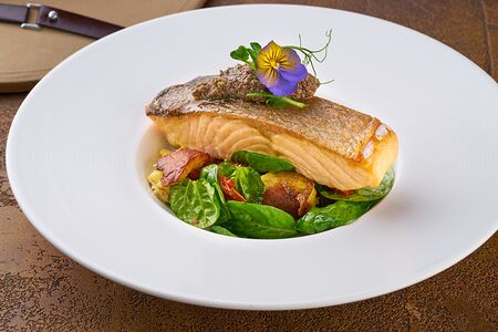 Стейк из лосося и шпинат