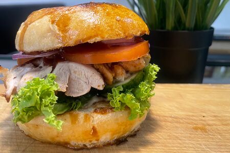 Бургер с курицей на мангале