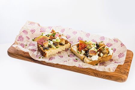 Брускетта с угрём, печёным баклажаном и страчателлой