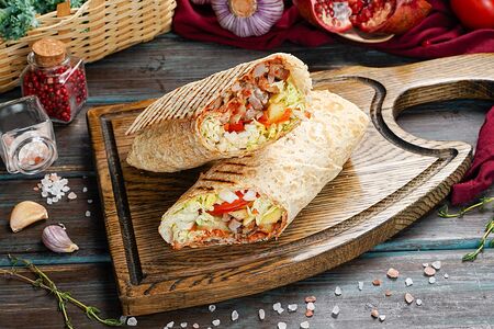 Шаурма куриная на углях в армянском лаваше