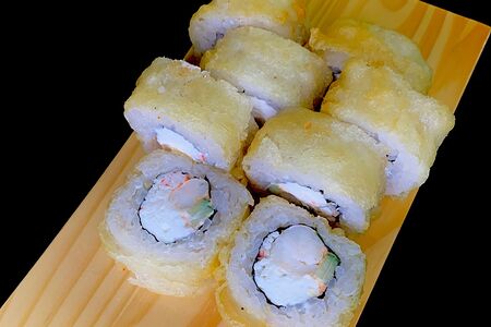 Жареный ролл с тигровой креветкой и крабом