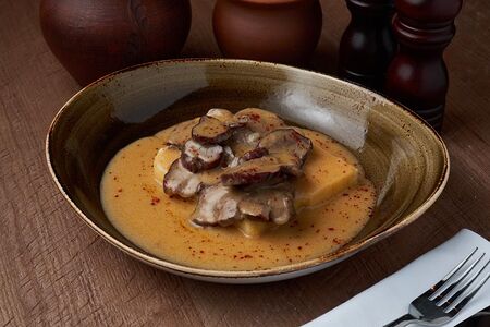 Вяленая вырезка молодой говядины с ароматом крапивы в соусе Шипс