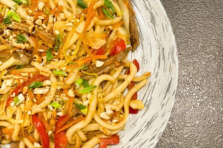 Лапша жареная с говядиной