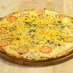 Пицца с ветчиной и помидорами