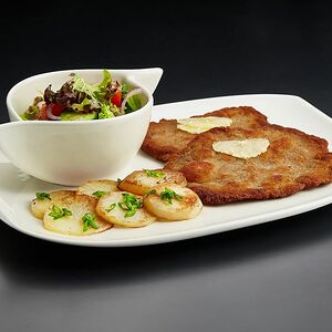 Шницель из телятины, печеный картофель, зеленый салат, соус брусничный