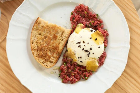 Тартар из говядины с муссом из пармезана и артишоками