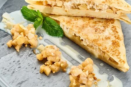 Блин с яблоком и корицей