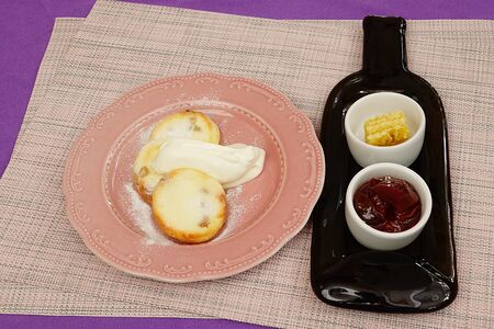 Сырники с изюмом, медовыми сотами