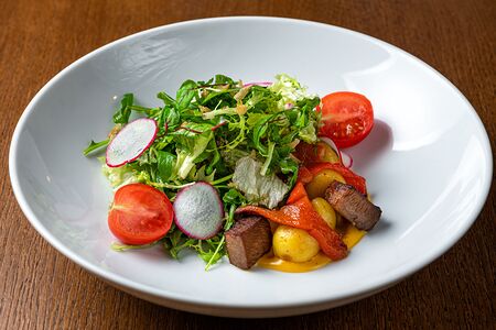 Теплый салат с говяжьим языком, печеным перцем, картофелем