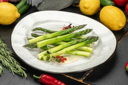 Зеленая спаржа с соусом блю чиз