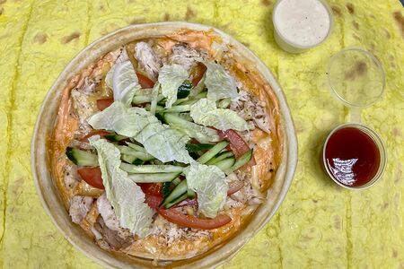 Пицца с летним салатом