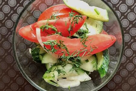 Салат из помидоров и огурцов