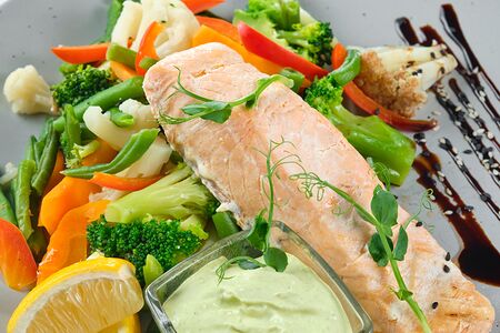 Стейк из семги с овощами на пару