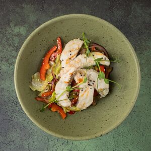 Теплый салат с судаком