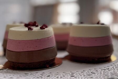 Десерт Три шоколада малиновый