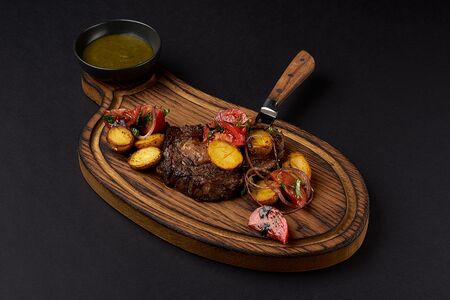 Стейк из говядины с гранатовым соусом, легким салатом и картофелем по-домашнему