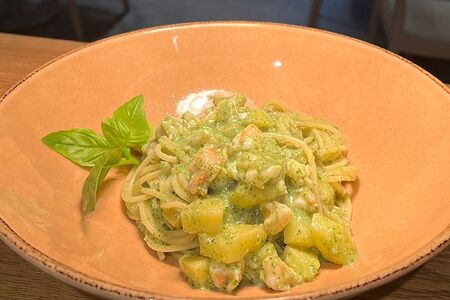 Паста с соусом песто и креветками