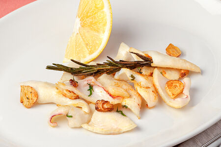 Жареные кальмары с розмарином и чесноком