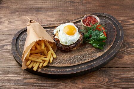 Бифштекс рубленый с яйцом