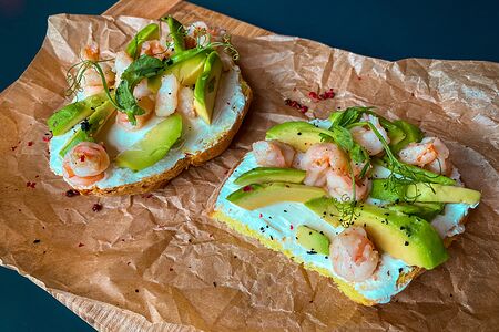 Брускетта с креветками и авокадо