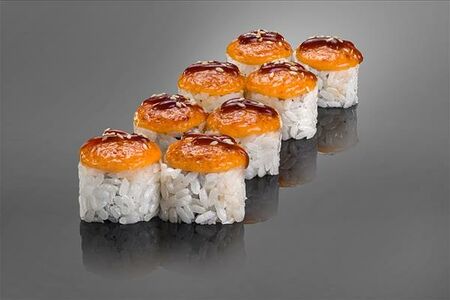 Запеченный ролл с копченым угрем и соусом спайси