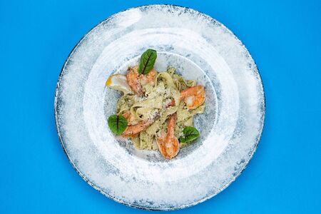 Феттуччине с креветкой и соусом песто