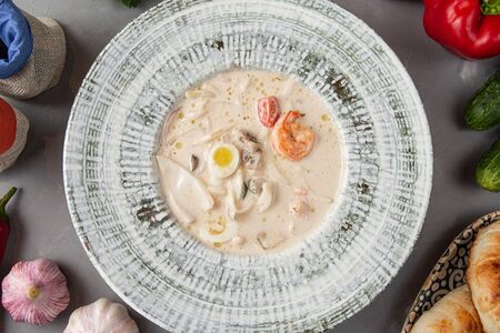 Сливочный суп с морепродуктами и томатами
